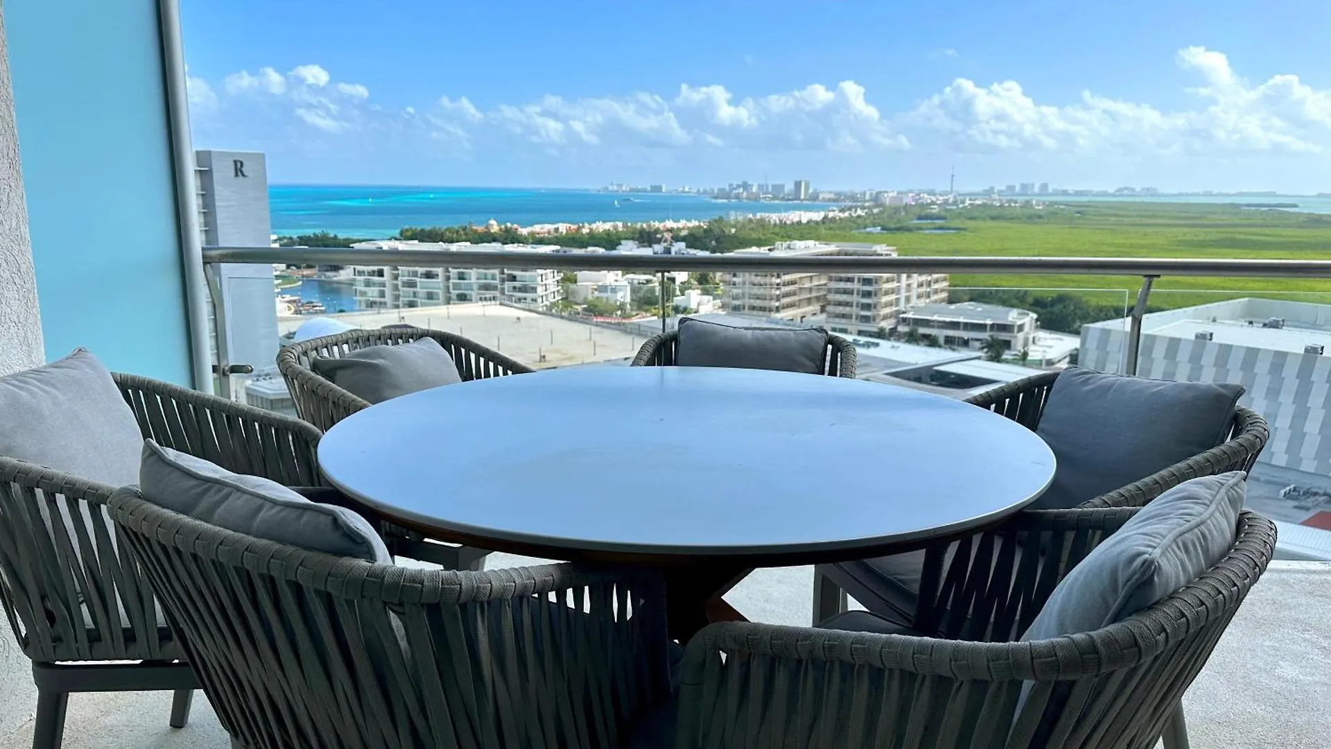 3Br Luxury Oceanfront Apt W Pool, Gym & Views Cancun Apartment