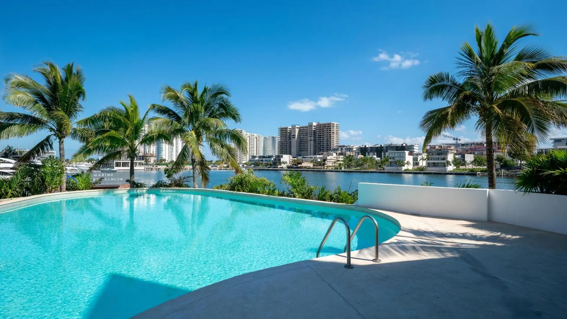 3Br Luxury Oceanfront Apt W Pool, Gym & Views Cancun