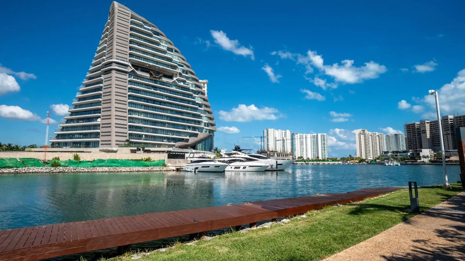 3Br Luxury Oceanfront Apt W Pool, Gym & Views Cancun Apartment