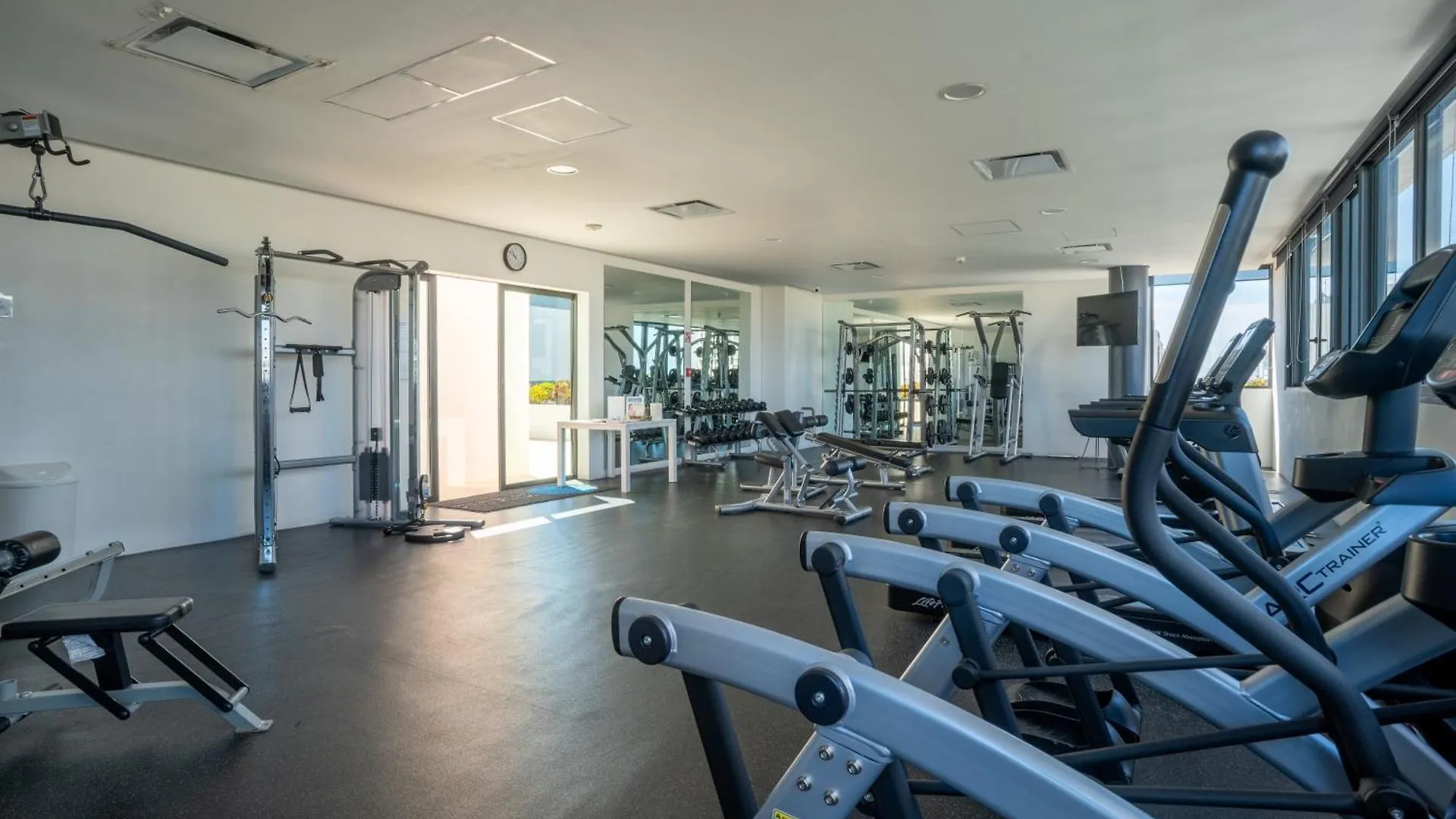 3Br Luxury Oceanfront Apt W Pool, Gym & Views Cancun Apartment