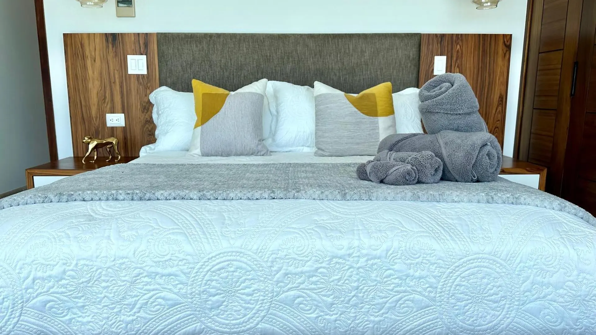 3Br Luxury Oceanfront Apt W Pool, Gym & Views Cancun Apartment