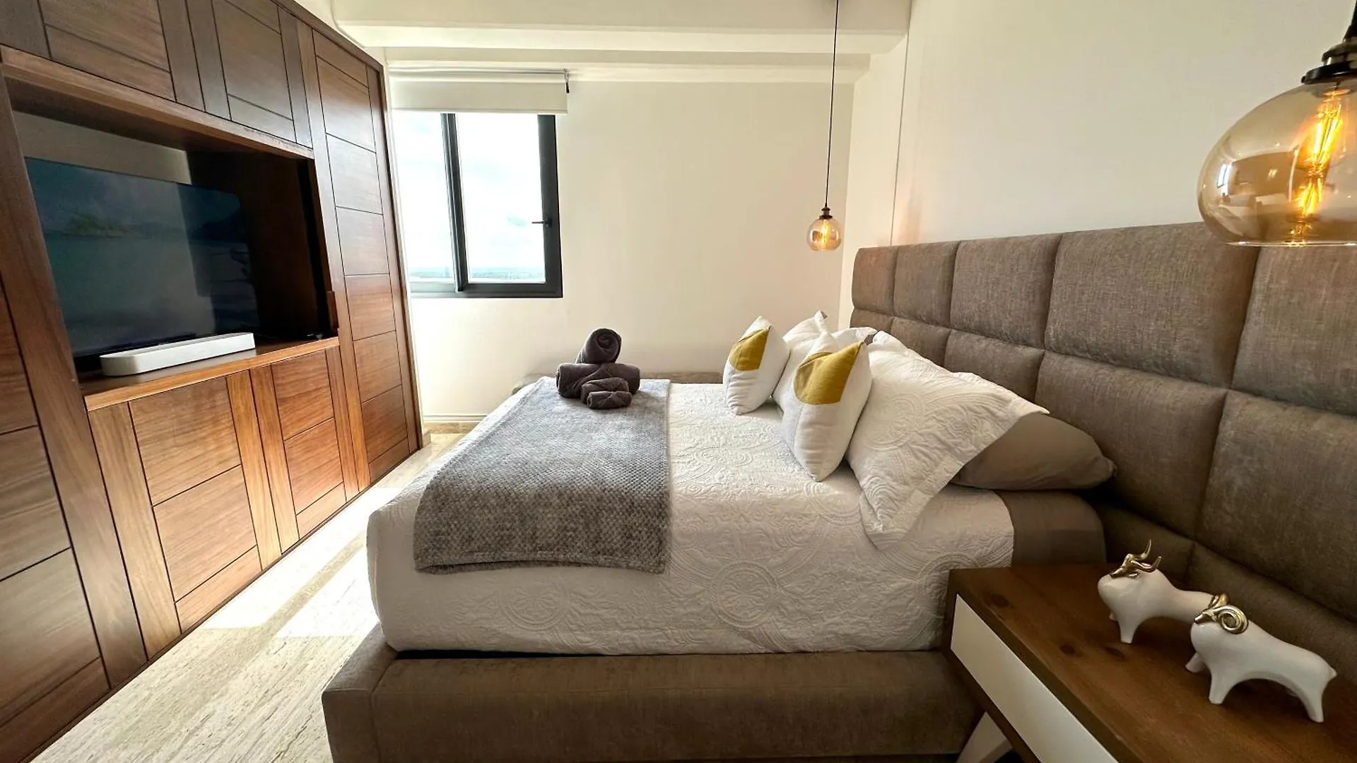 3Br Luxury Oceanfront Apt W Pool, Gym & Views Cancun