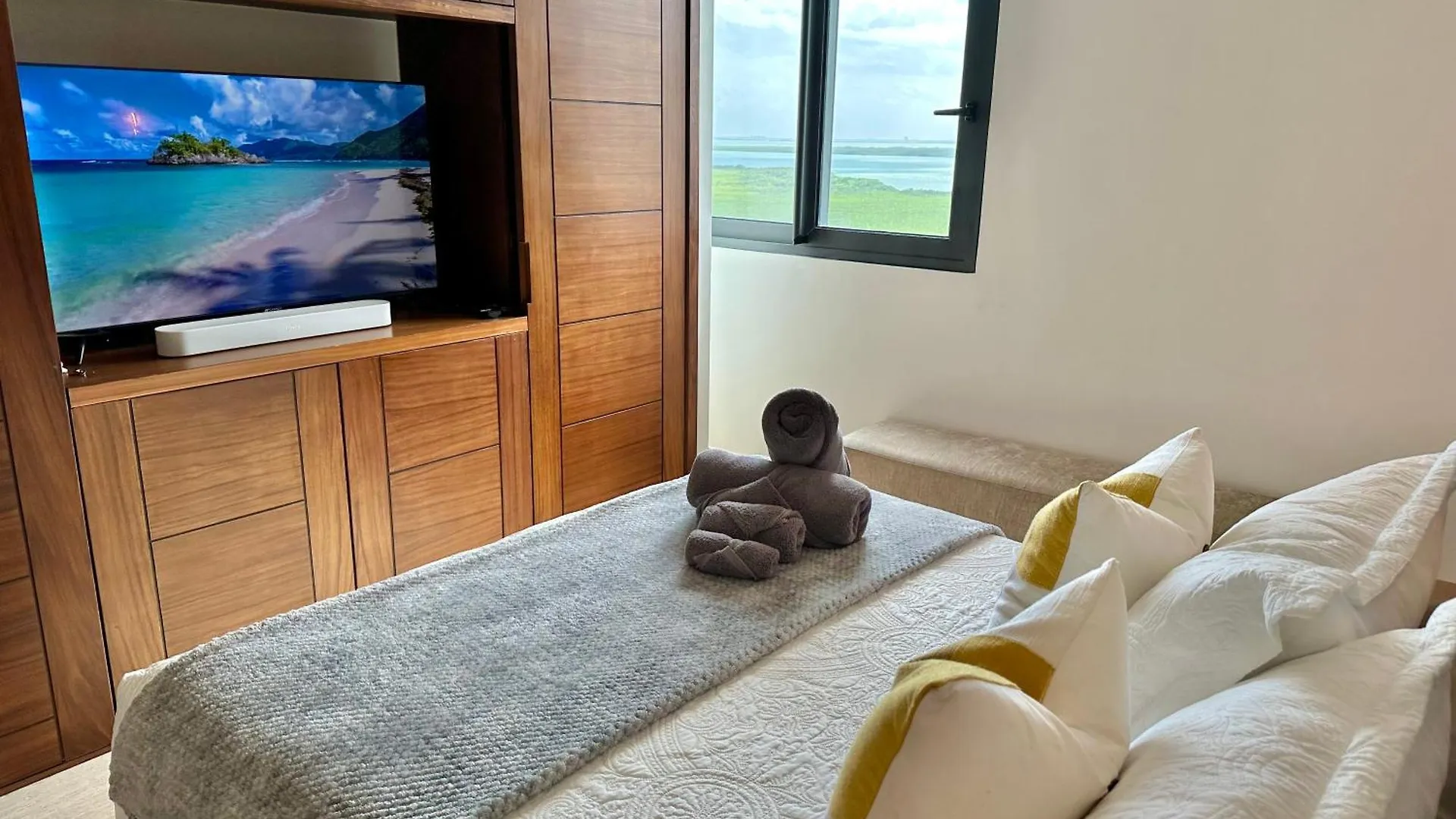 3Br Luxury Oceanfront Apt W Pool, Gym & Views Cancun
