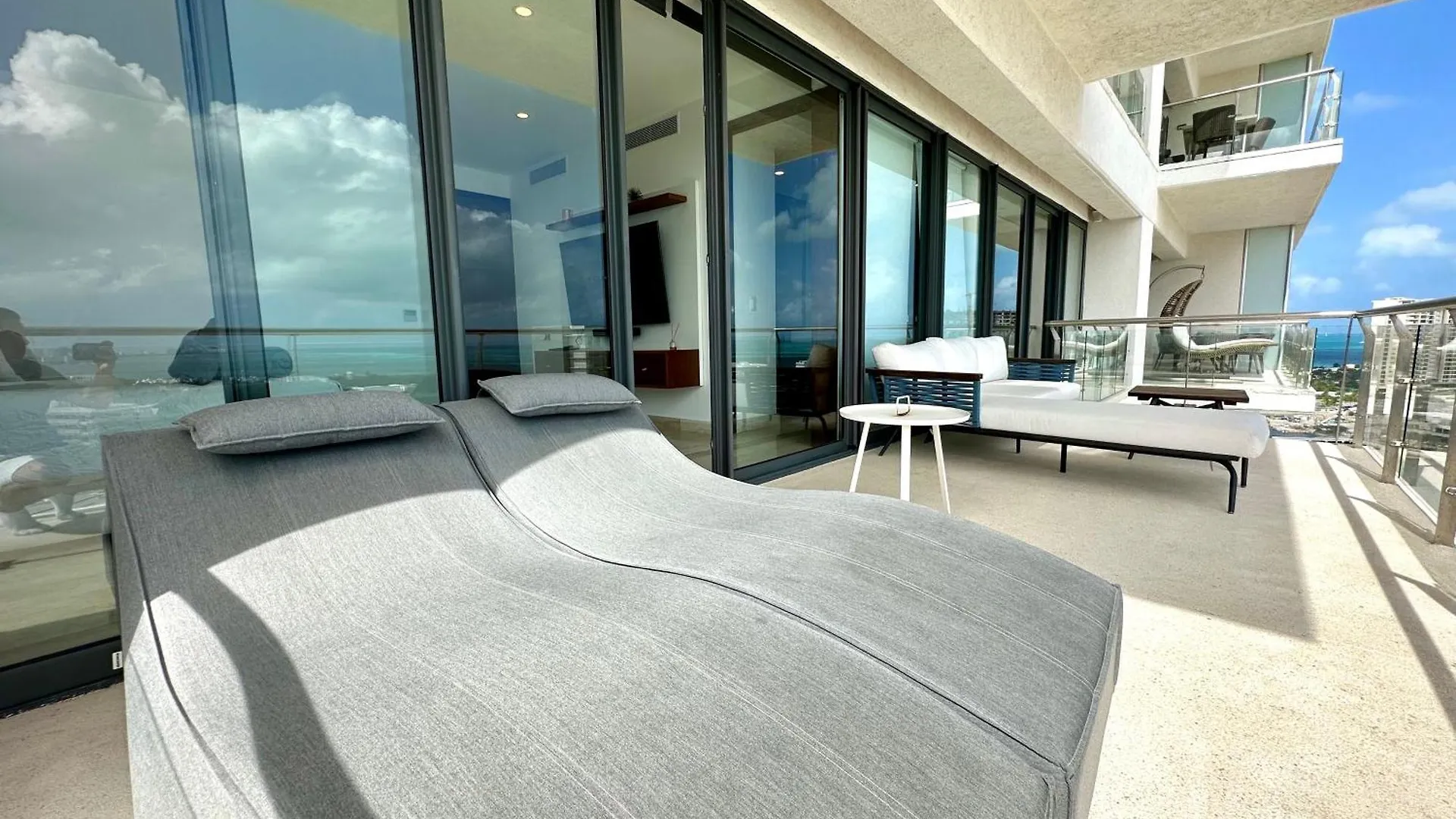 3Br Luxury Oceanfront Apt W Pool, Gym & Views Cancun