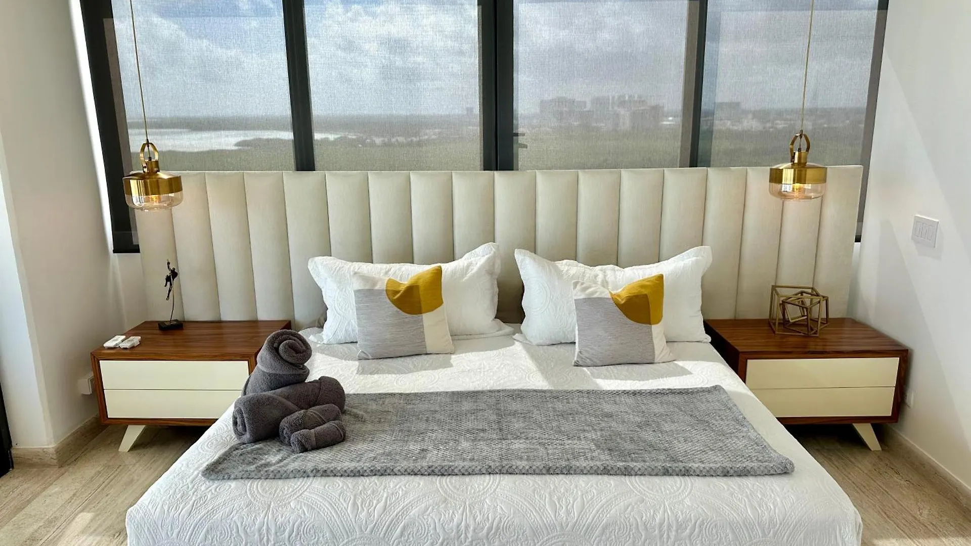 3Br Luxury Oceanfront Apt W Pool, Gym & Views Cancun
