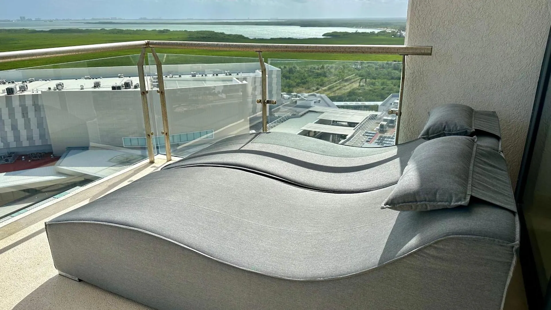 3Br Luxury Oceanfront Apt W Pool, Gym & Views Cancun Mexico