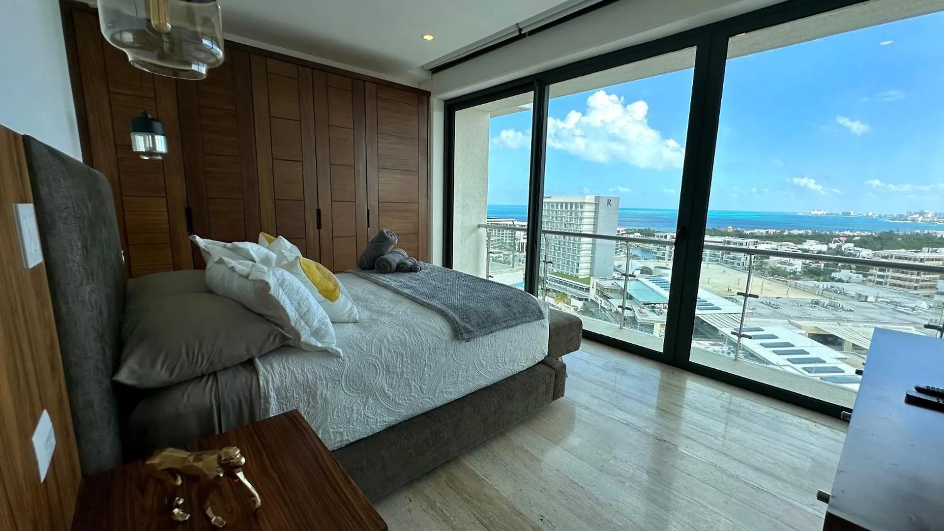 3Br Luxury Oceanfront Apt W Pool, Gym & Views Cancun