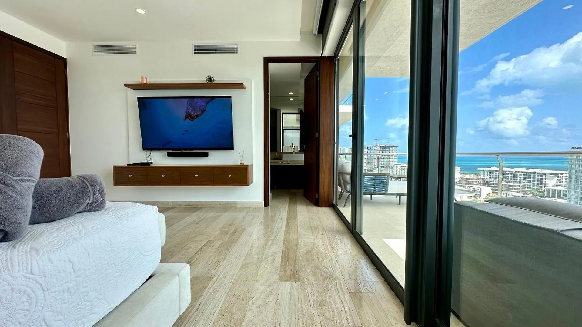 3Br Luxury Oceanfront Apt W Pool, Gym & Views Cancun Apartment