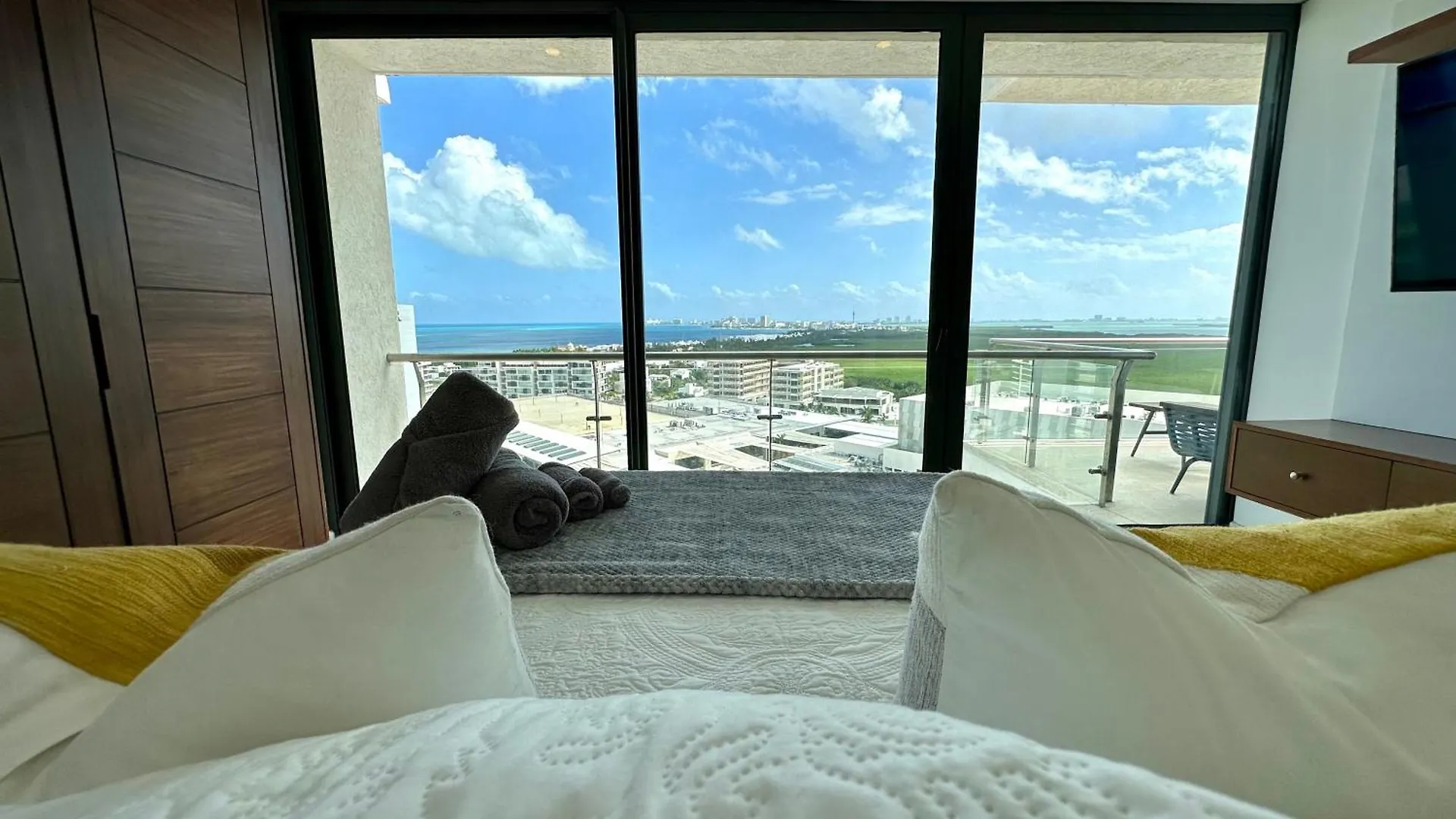 3Br Luxury Oceanfront Apt W Pool, Gym & Views Cancun