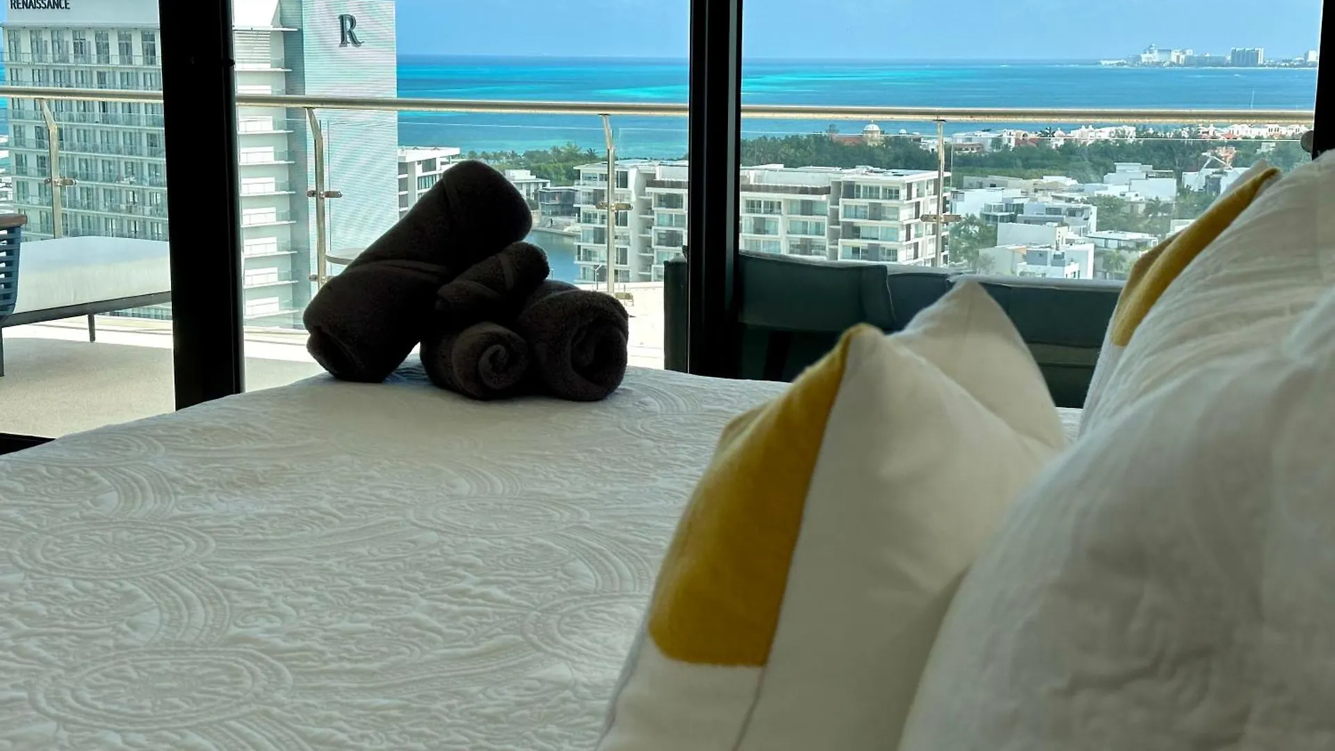 3Br Luxury Oceanfront Apt W Pool, Gym & Views Cancun Mexico
