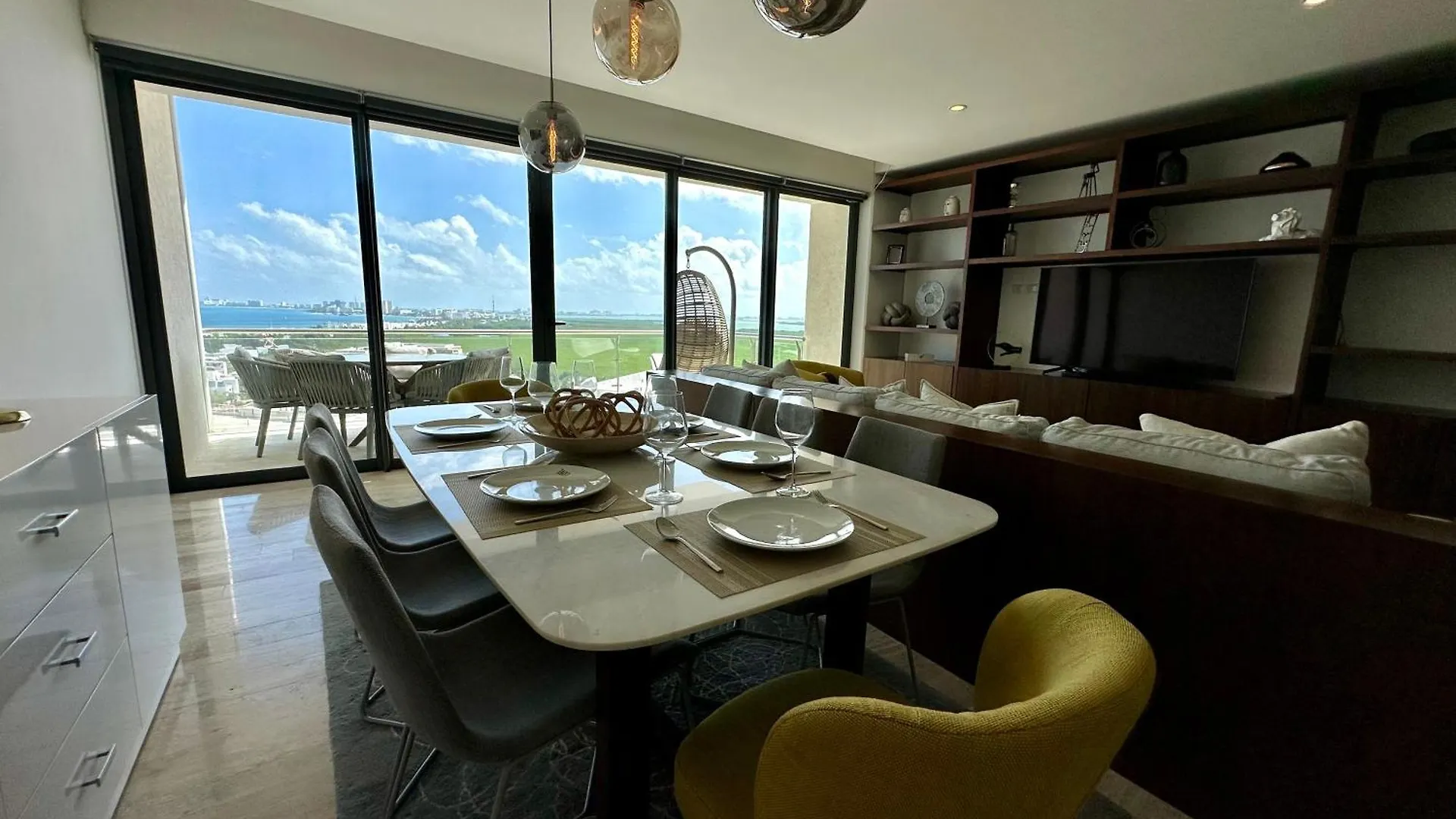 3Br Luxury Oceanfront Apt W Pool, Gym & Views Cancun Apartment