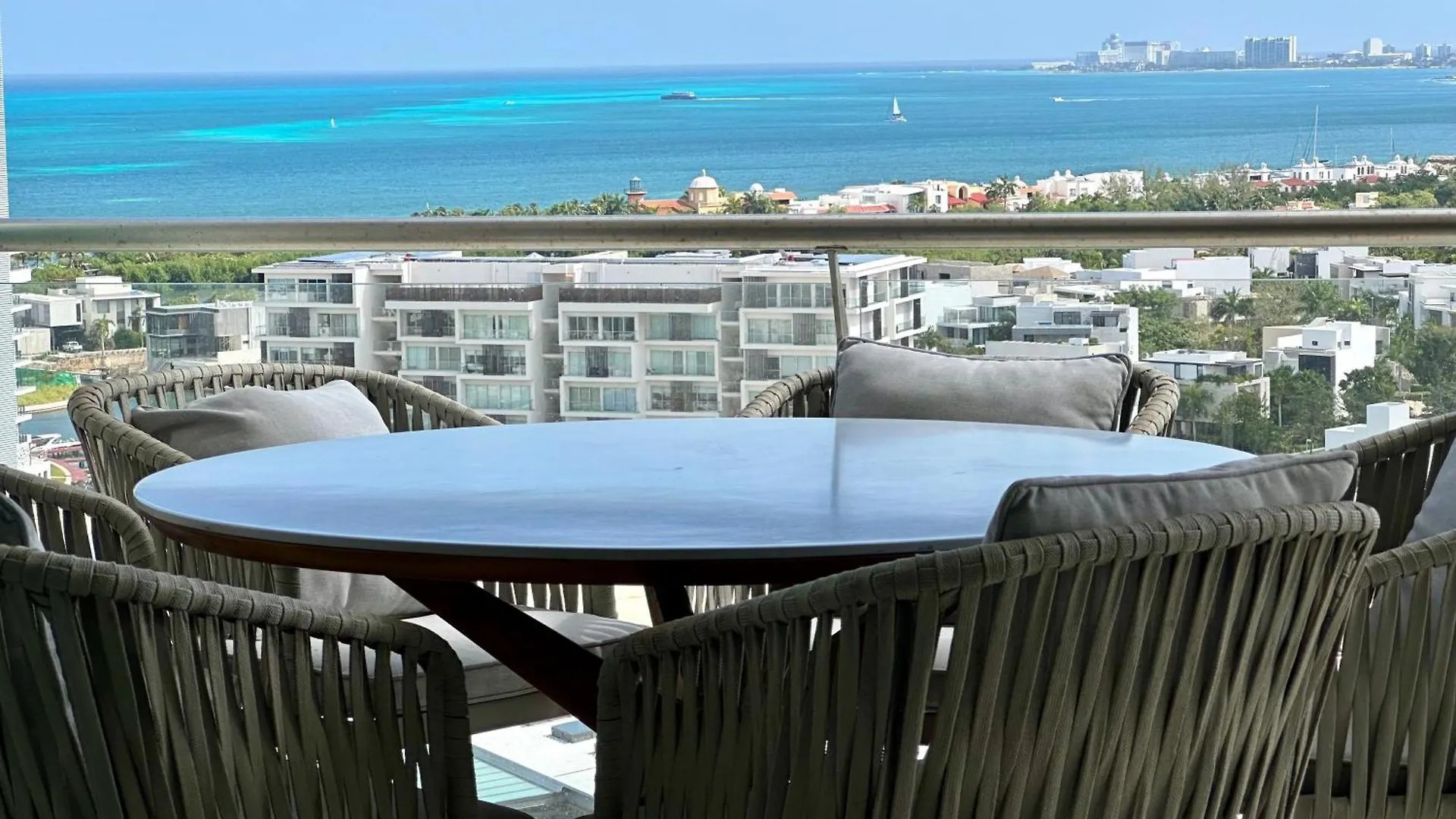 Apartment 3Br Luxury Oceanfront Apt W Pool, Gym & Views Cancun