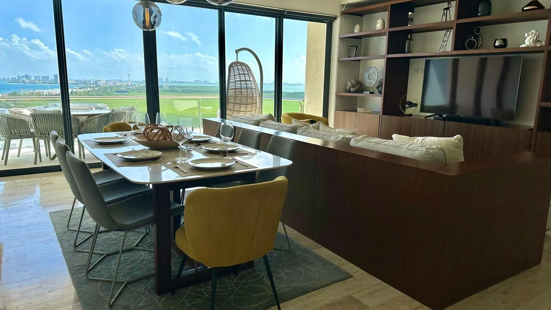 3Br Luxury Oceanfront Apt W Pool, Gym & Views Cancun Mexico