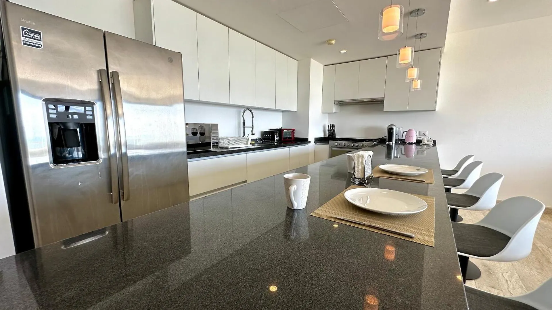 3Br Luxury Oceanfront Apt W Pool, Gym & Views Cancun Apartment