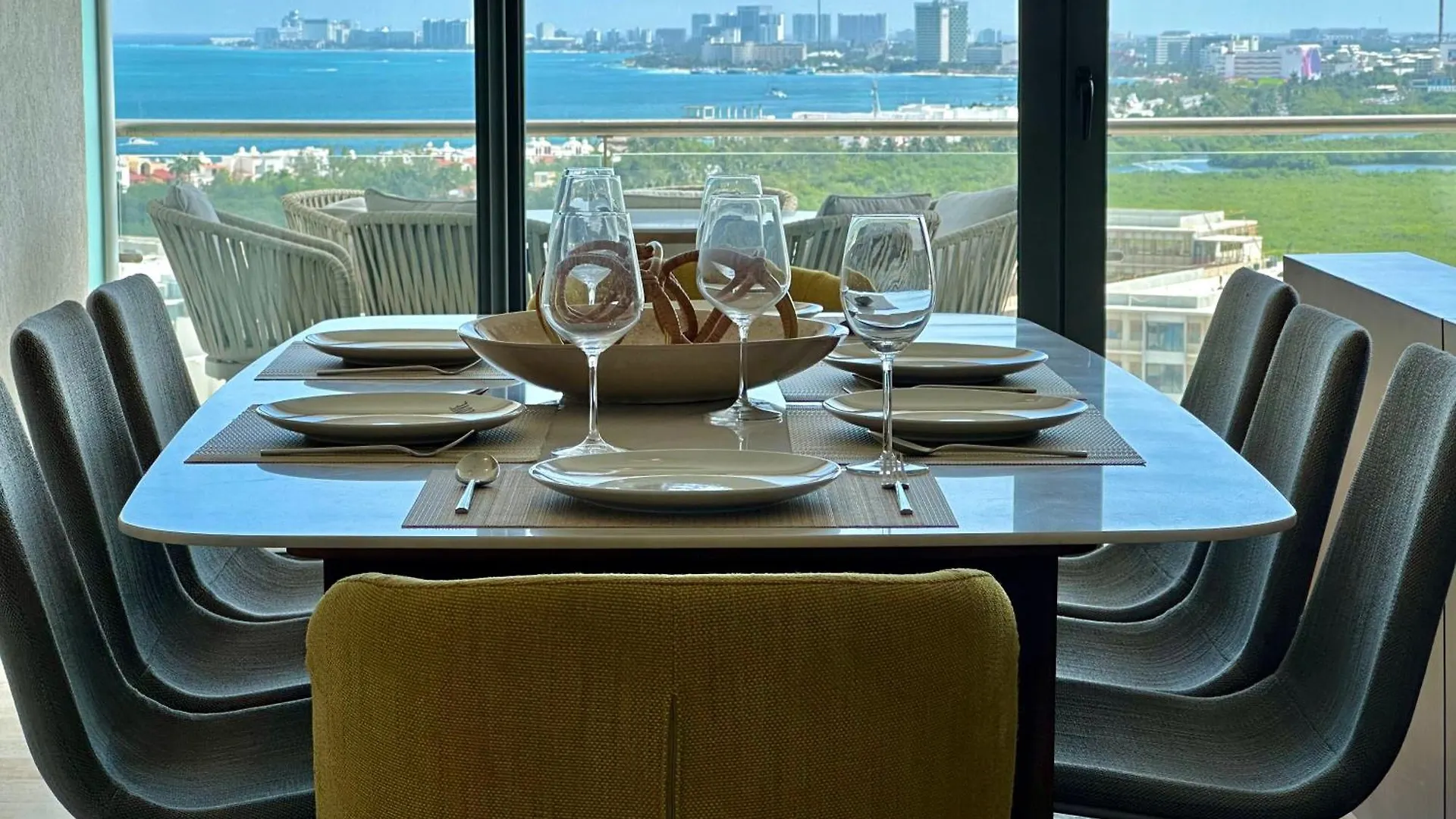 Apartment 3Br Luxury Oceanfront Apt W Pool, Gym & Views Cancun